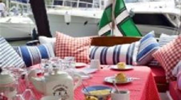 The Picnic Boat Picture 1